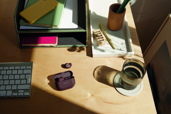Jabra-Elite-10-Cocoa-Contextual-Use-Case-Large-CMYK_2 | eReviews.dk