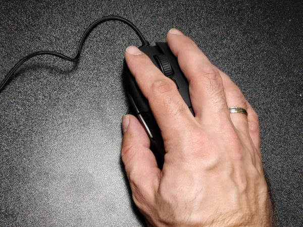 Razer Basilisk Essential (8) | eReviews.dk