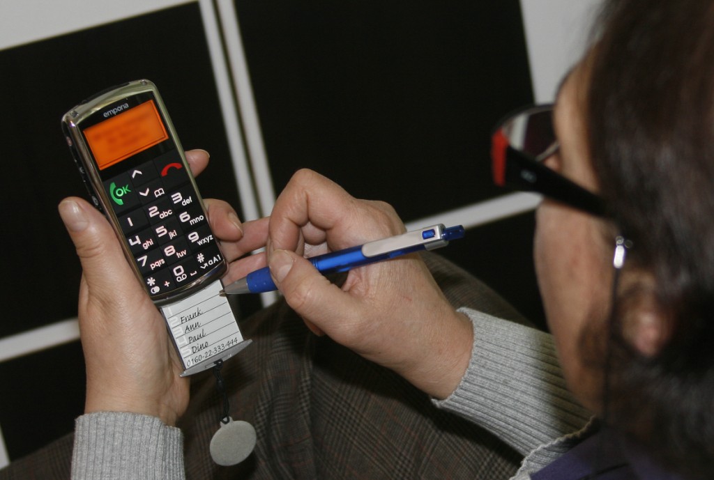 Купить мобильные для пожилого человека. Телефон для пенсионеров. Телефон для пожилых. Сенсорный телефон для пожилых людей. Самый простой смартфон для пенсионера.
